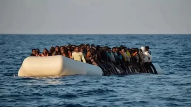 مهاجرون في قارب هوائي في عرض البحر