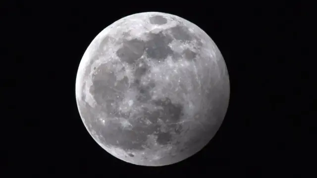 القمر مكتملاً