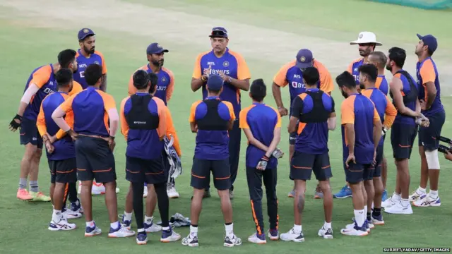 भारतीय क्रिकेट टीम के साथ रवि शास्त्री