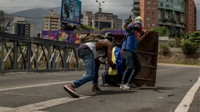 Із нафтових бочок і іншого металобрухту зроблені щити.