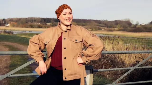 Laura Mathias com um lenço na cabeça