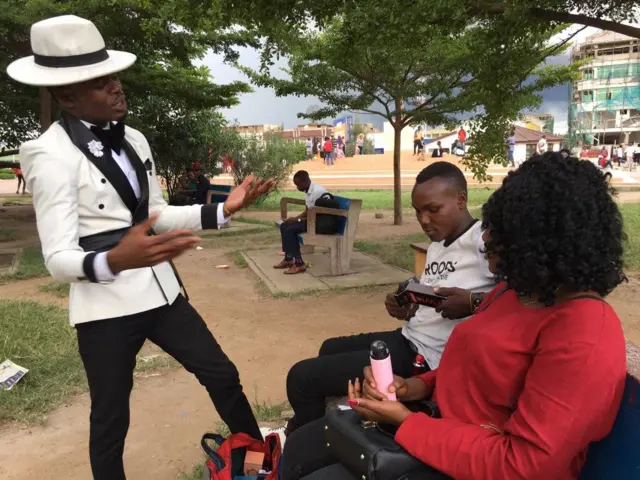 "Unajua biashara ni ubunifu," anasema Alexanda (Aliyesimama pichani)