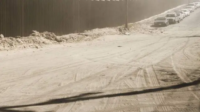 बाड़ा के किनार चल रही गाड़ियां