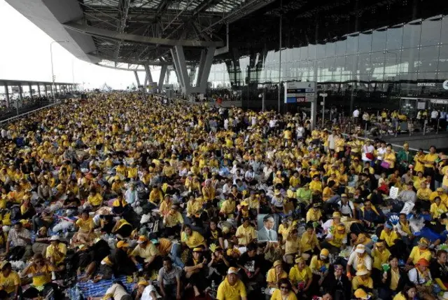 ผู้ชุมนุมกลุ่มพันธมิตรประชาชนเพื่อประชาธิปไตย ชุมนุมปิดสนามบินสุวรรณภูมิ