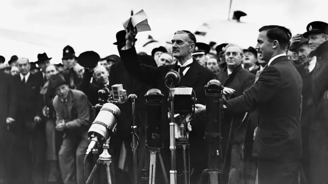 Невилл Чемберлен в аэропорту Хестон в 1938 году