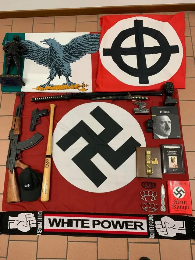 Među stvarima koje je policija zaplenila našlo se i oružje i zastave