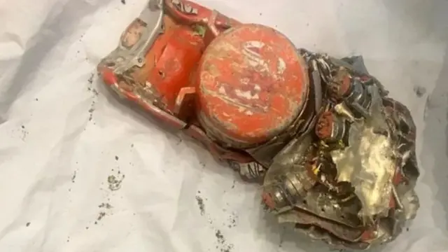 Sanduuqi Madoobaa ee diyaaraddii Burburtay