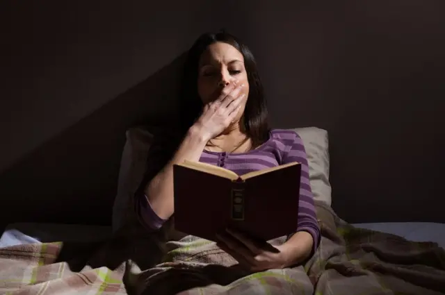 పుస్తకం చదువుతూ నిద్రపోతున్న మహిళ