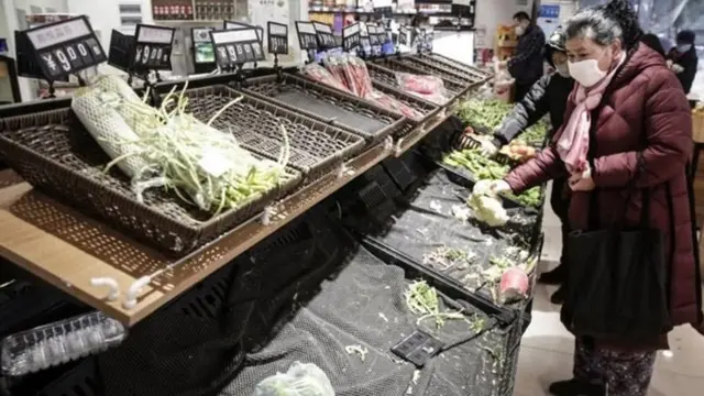 আতঙ্কে লোকজন বাজার থেকে খাদ্য কিনে বাড়িতে মজুদ করতে শুরু করেছে।