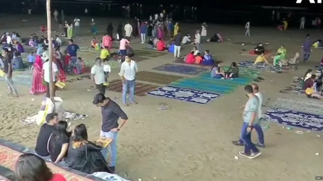 મુંબઈના જુહૂ બીચ પર અનેકો લોકોએ ઉજવણી કરી.