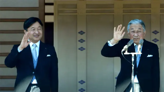 Akihito, a la derecha, deja el puesto de emperador a su hijo Naruhito, a la izquierda.