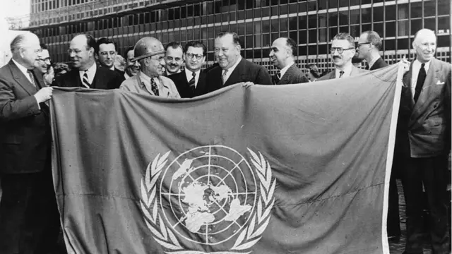 Inauguración del edificio de la ONU en 1945, con bandera de la organización