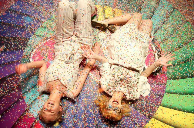 يستمتع ضيفان بوقتهم في متحف الحلوى في سان فرانسيسكو بالولايات المتحدة الأمريكية.