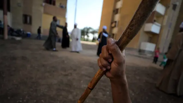 يد تمسك بالعصا