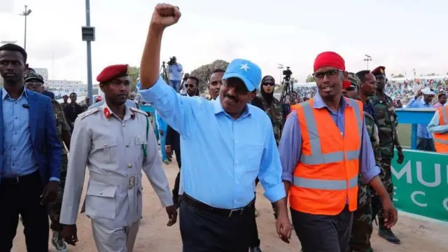 Farmaajo wuxuu ku adkeeyay shacabka iyo siyaasiyiinta in ay midoobaan