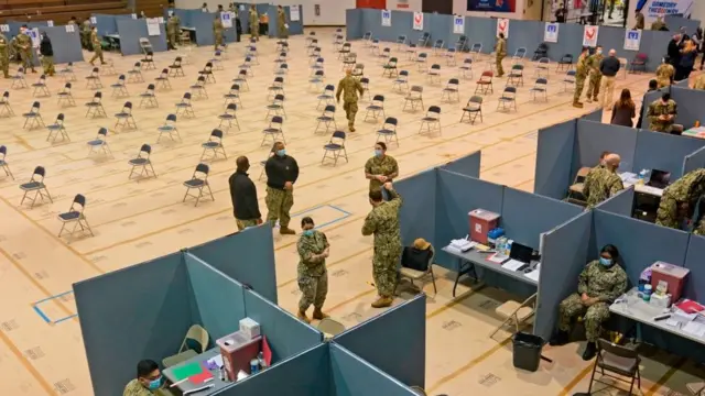 যুক্তরাষ্ট্রের নিউইয়র্ক শহরে টিকাদানে সহায়তা করছে সামরিক বাহিনী।