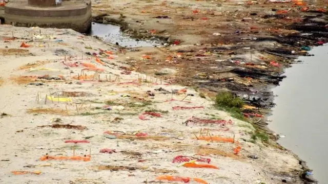 ਗੰਗਾ ਕਿਨਾਰੇ ਰੇਤ ਵਿੱਚ ਦੱਬੀਆਂ ਲਾਸ਼ਾਂ