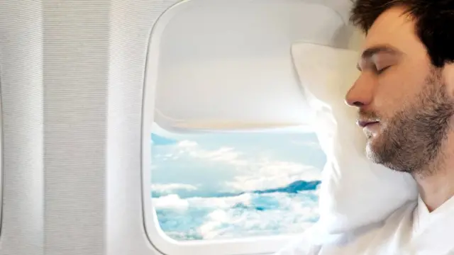 Даже неправильный выбор подушки может причинить физическое неудобство в полете и усугубить стресс от смены часового пояса