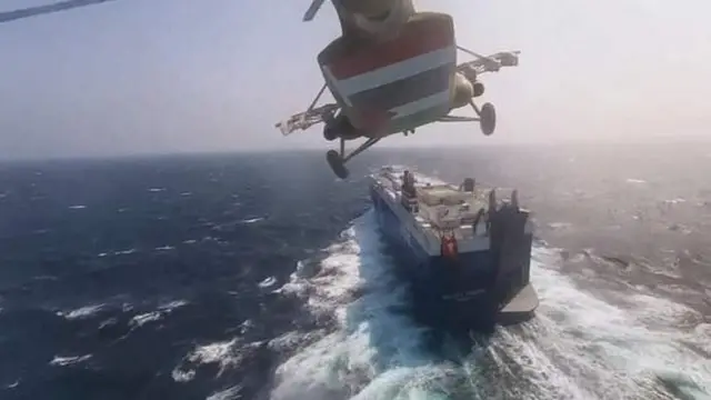 Ҳусийларнинг ҳарбий тикучари кемага ҳужумини суратга олган.