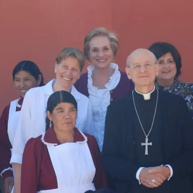 Fernando Ocariz, atual prelado (autoridade eclesiástica) da Opus Dei, na Bolívia com numerárias auxiliaresroleta numero 0imagemroleta numero 0arquivo