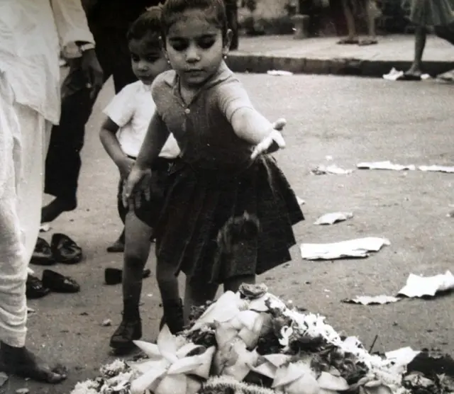 શહીદ સ્મારક પર શ્રધ્ધાંજલિ આપતી બાળા