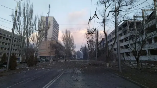 मारियुपोल शहर में हुई बमबारी के बाद का मंजर