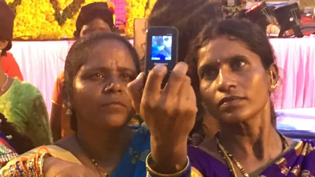 ఎల్బీ స్టేడియంలో బతుకమ్మతో సెల్ఫీ తీసుకుంటున్న మహిళలు