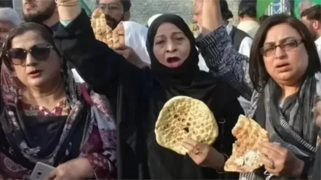 रोटी लेकर प्रदर्शन करते पाकिस्तान के लोग