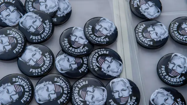 يحاكم أسانج لإعلانه معلومات سرية عامة، وهو أمر يفعله الصحفيون بشكل روتيني، وفق سيمون