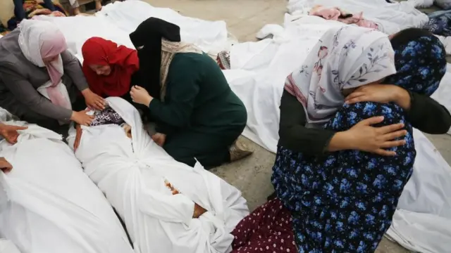 Sejumlah orang berduka atas kematian keluarga mereka di luar Rumah Sakit Martir Al-Aqsa di Gaza, 22 Oktober 2023.