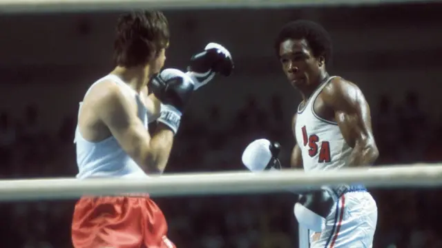 لئونارد ( سمت راست) بعد از المپیک ۱۹۷۶ مونترال تصمیم گرفته بود، بوکس را کنار بگذارد