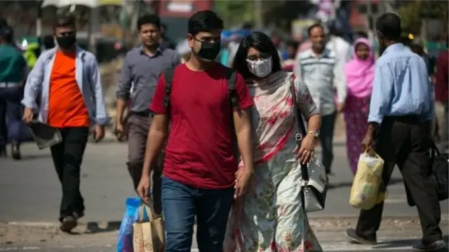 রাজধানীসহ সারাদেশেই গণপরিবহন-বাজারসহ যে সব জায়গায় জনসমাগম হয়, সেখানে সতর্ক থাকার সুযোগ নেই বলে অনেকে বলছেন।