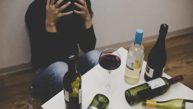 Mulher com bebidas alcoólicas