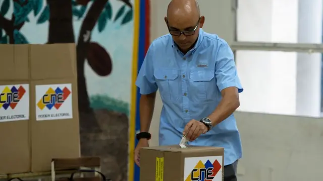 వెనెజులా మున్సిపల్ ఎన్నికల్లో ఓటు వేస్తున్న పౌరుడు