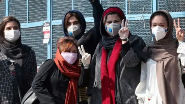 রাস্তায় মুখোশ পরা কয়েকজন ইরানী তরুণী