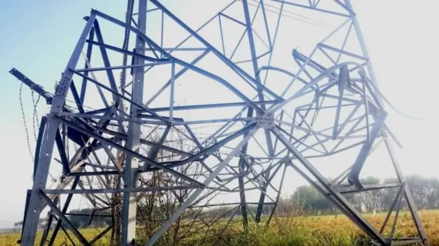 انفجار پایههای برق در منطقه دند شهاب الدین