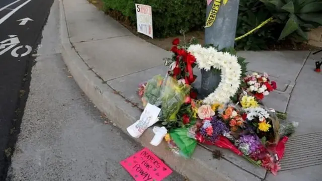 সিনাগগের কাছেই লোকজনের শ্রদ্ধাঞ্জলি।