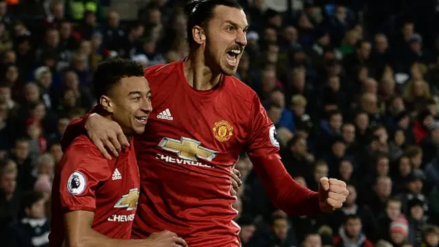 Zlatan Ibrahimovic célébrant un but avec un de ses coéquipiers de Manchester United