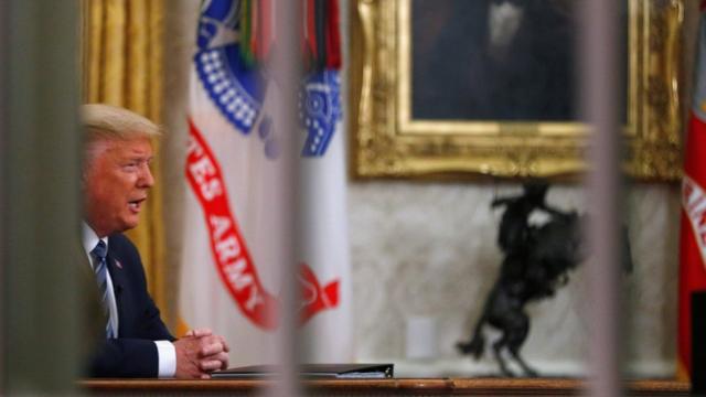 Donald Trump aparece de perfil gravando pronunciamento direto do Salão Oval