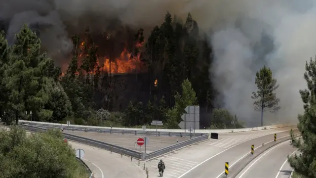 Humo y fuego en la carretera IC8 por el incendio forestal cerca de Pedrogao Grande, en el centro de Portugal, el 18 de junio de 2017.