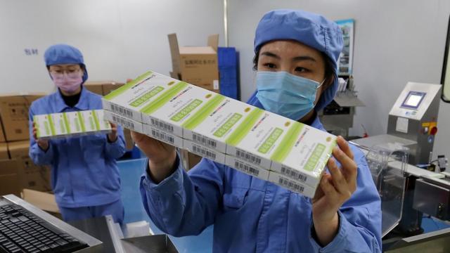 2月14日下午，在石家庄石药集团第一制造中心包装车间，工人正在包装盐酸阿比多尔片等防疫药品。