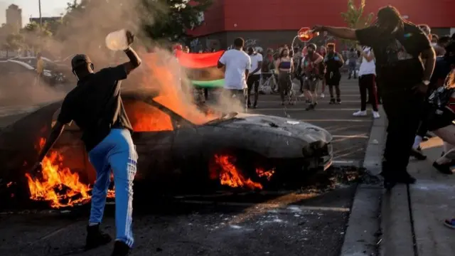 Протесты в Миннеаполисе вылились в беспорядки и насилие