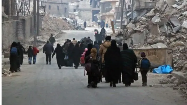एलेप्पो छोड़कर जाते लोग
