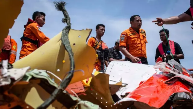 Petugas Basarnas mengevakuasi puing-puing pesawat Lion Air bernomor registrasi PK-LQP dengan nomor penerbangan JT 610 ke Kapal KN Sar Sadewa, di perairan Tanjung Karawang, Jawa Barat, Sabtu (3/11).