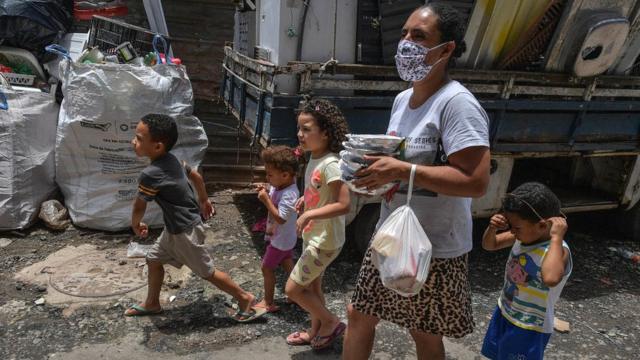 Familia caminando con comida, Brasil