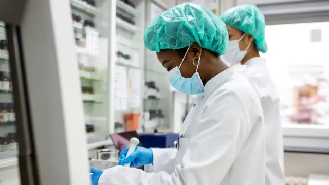 Investigadores en el laboratorio