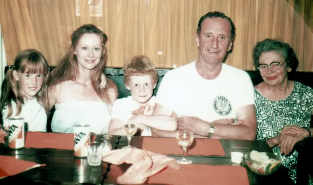 Charles Carter (au centre) est un fan de bandes dessinées Marvel depuis qu'il est enfant