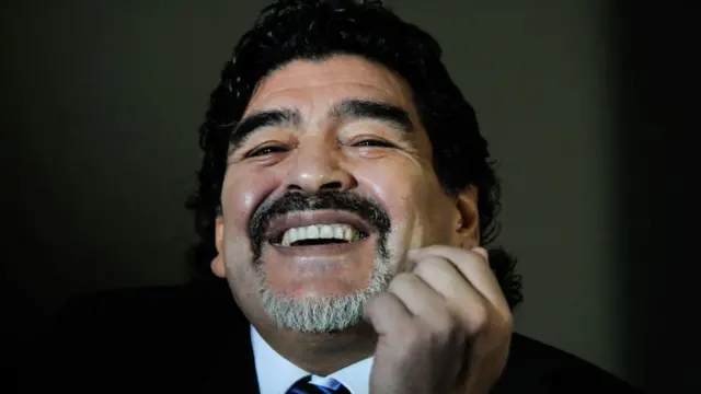 Maradona sorri para foto