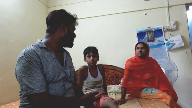 তালিকায় বাদ পড়া জমিরন পারভিনকে ভরসা দিচ্ছেন তার স্বামী।