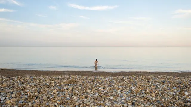 Женщина, заходит в море.